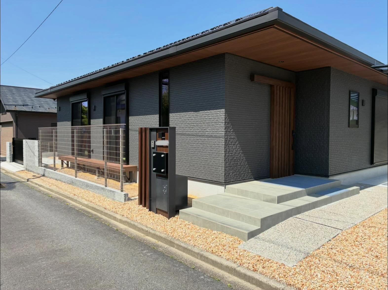 外構が入ると、家の表情はぐっと変わる