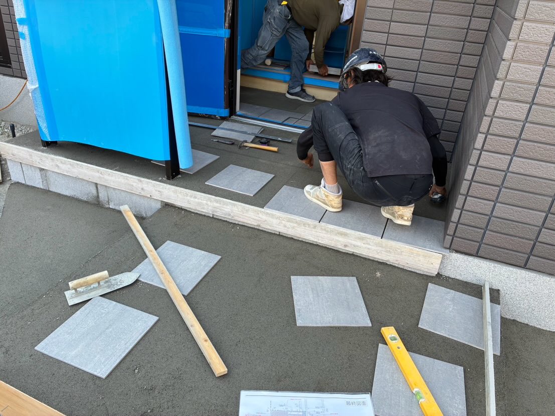 本日は昨日からの外構工事の続き