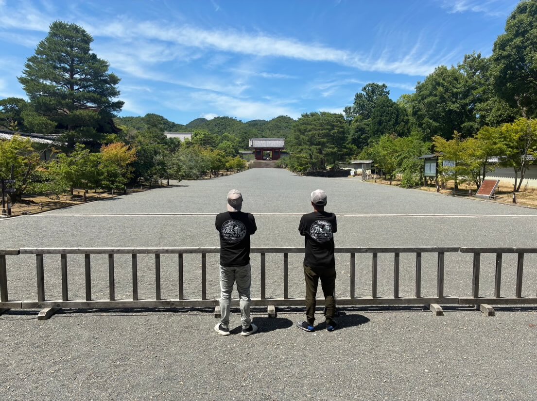 今日は、仕事の合間に職人と少し散歩