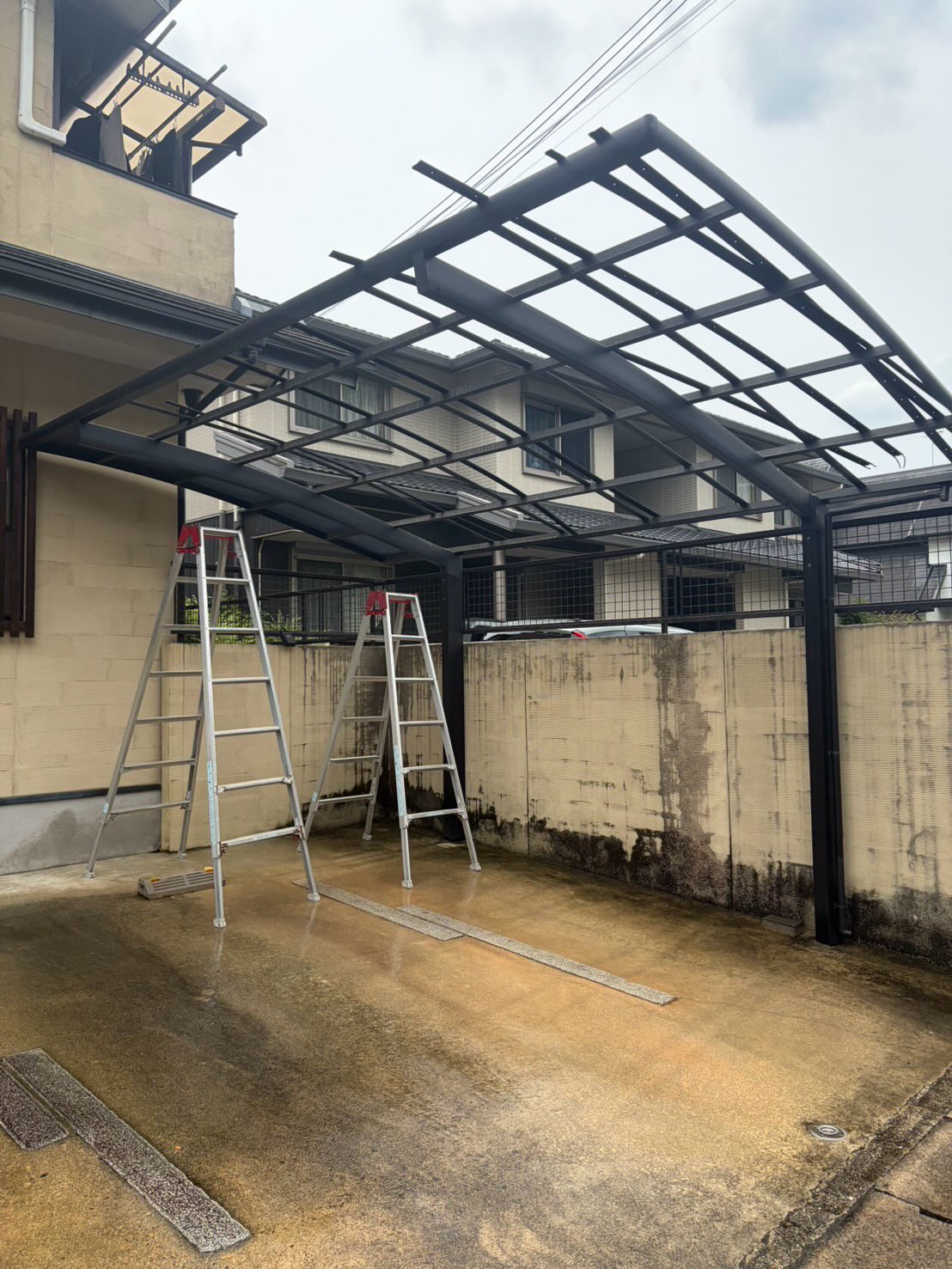 本日は、朝から台風で破損してしまったカーポートの屋根ポリカの